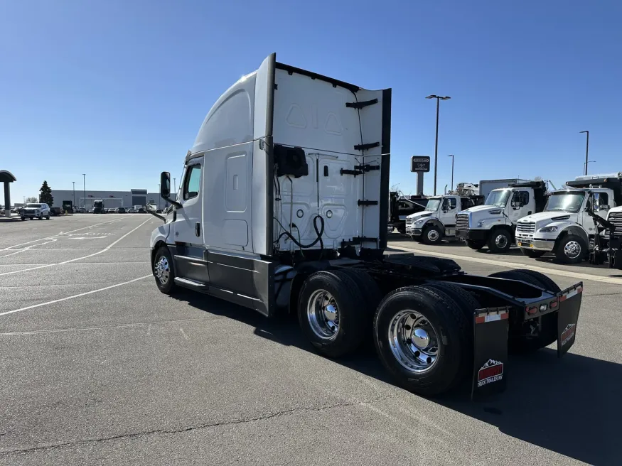 2023 Freightliner Cascadia 126 | Photo 7 of 22