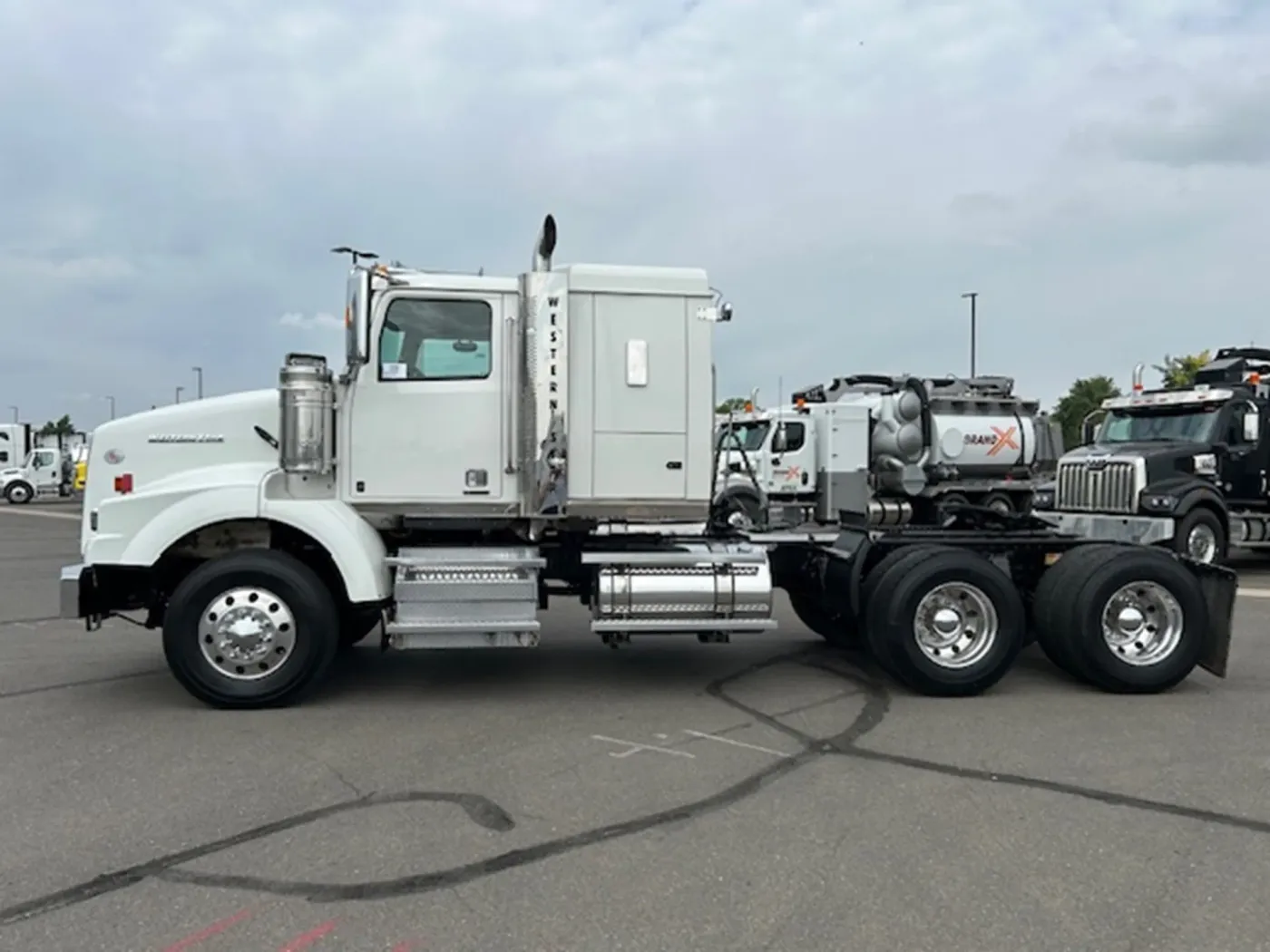 2020 Western Star 4900SA | Photo 3 of 18