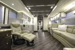 2024 Emerald Prevost H3-45 | Thumbnail Photo 4 of 24