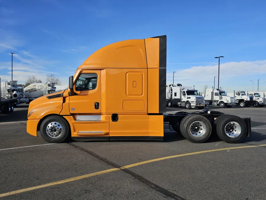 2025 Freightliner Cascadia 126 | Photo 4 of 23