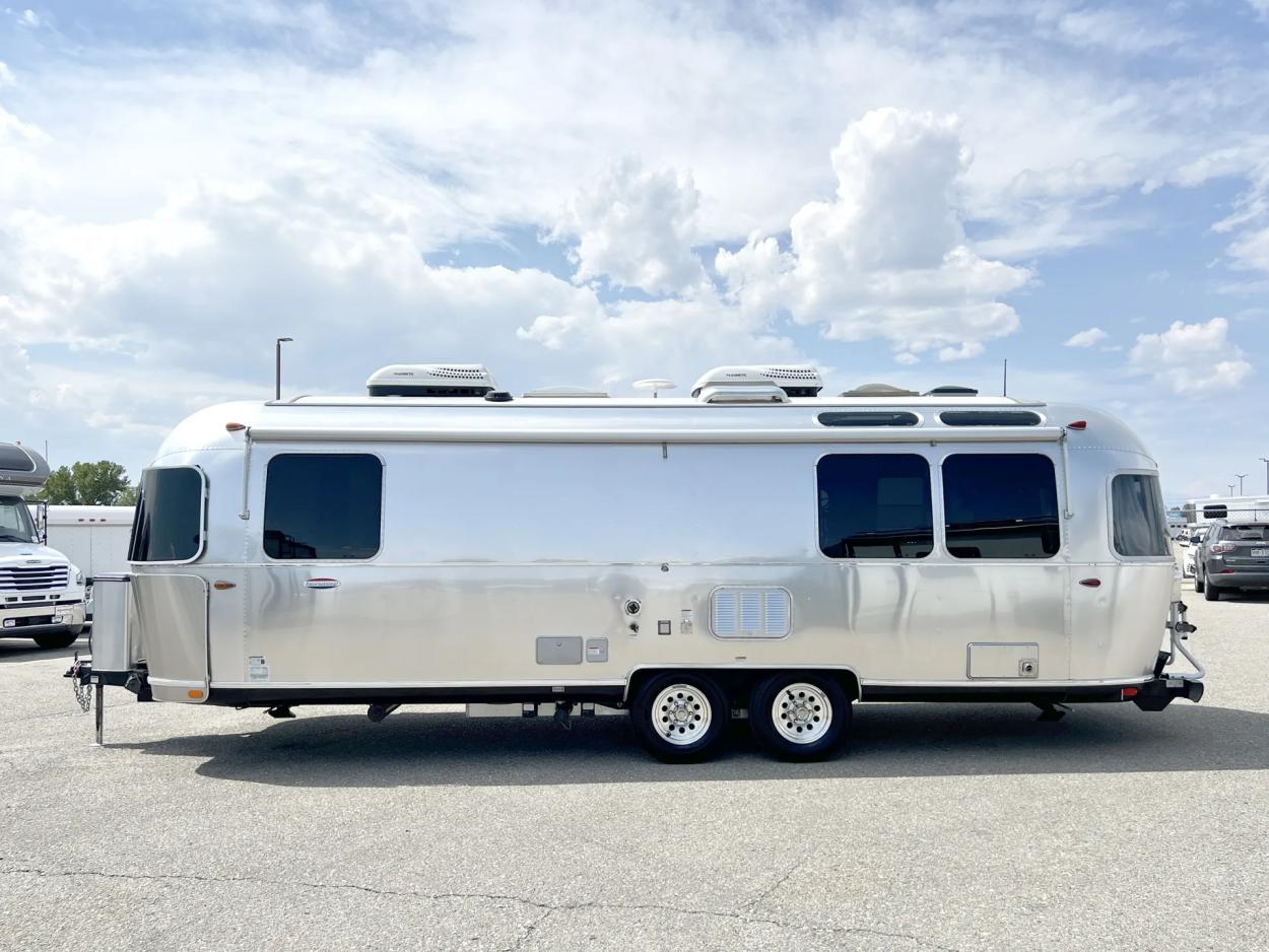 2019 Airstream International 27FB | Photo 17 of 19