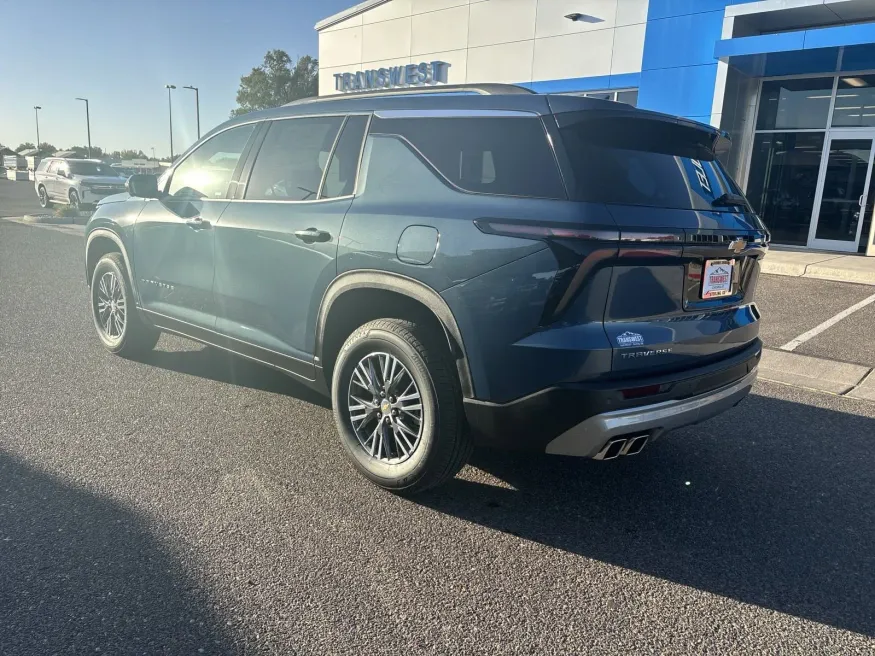 2024 Chevrolet Traverse FWD LT | Photo 2 of 24