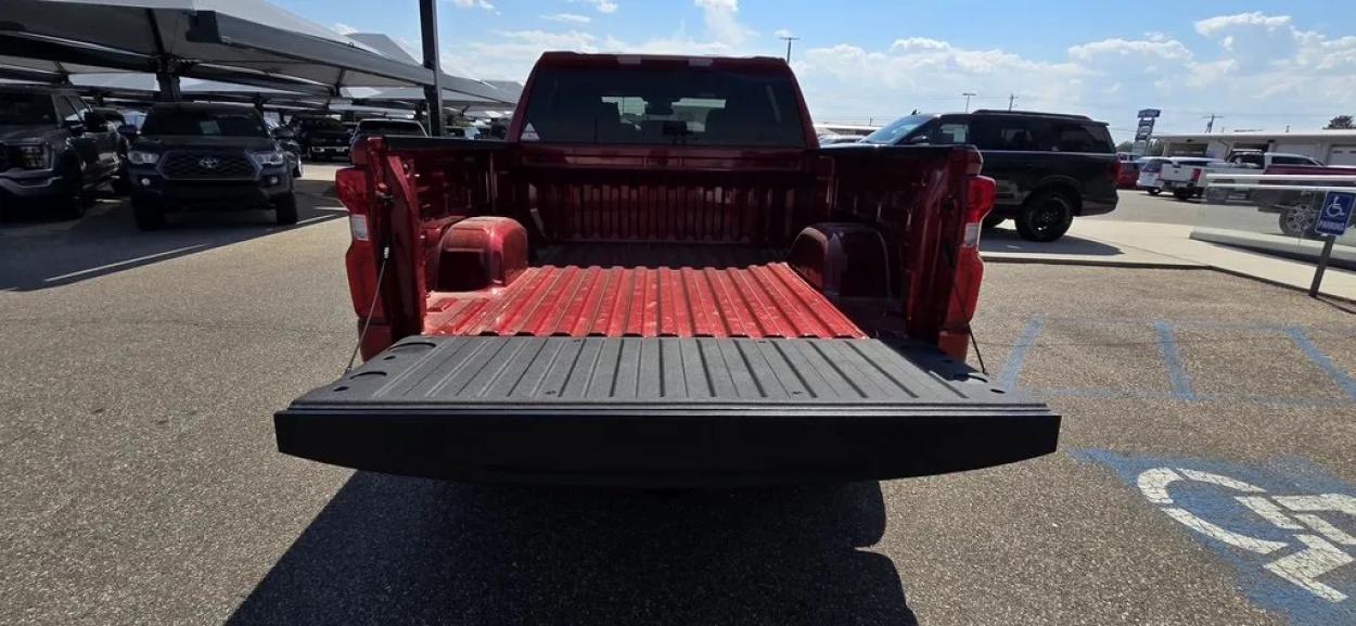 2023 Chevrolet Silverado 1500 | Photo 8 of 30