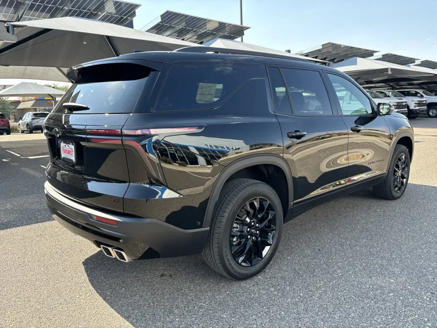 2024 Chevrolet Traverse AWD LT | Photo 4 of 24