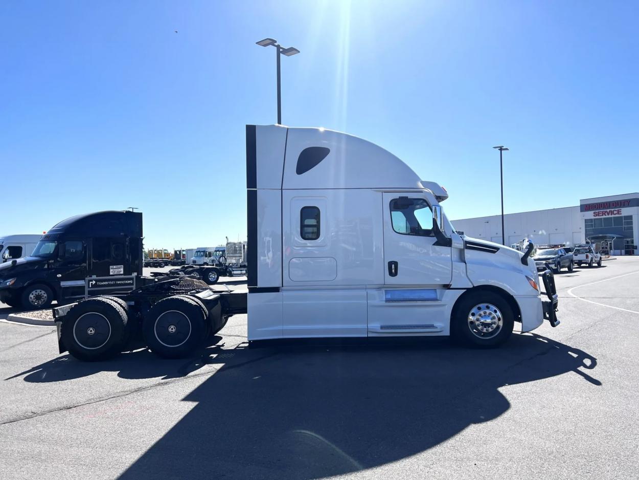 2020 Freightliner Cascadia 126 | Photo 4 of 18