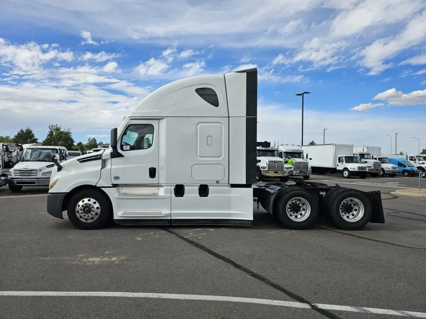 2024 Freightliner Cascadia 126 | Photo 4 of 22