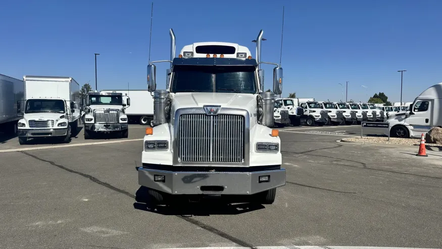 2020 Western Star 4900SA | Photo 2 of 25