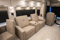 2025 Newmar London Aire 4569 | Thumbnail Photo 14 of 32