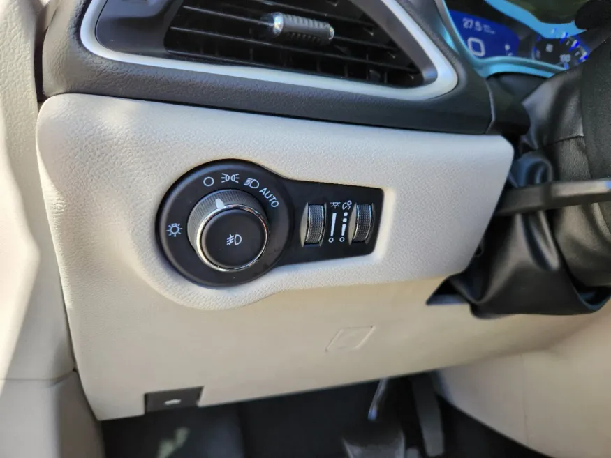 2023 Chrysler Pacifica Touring L | Photo 6 of 29