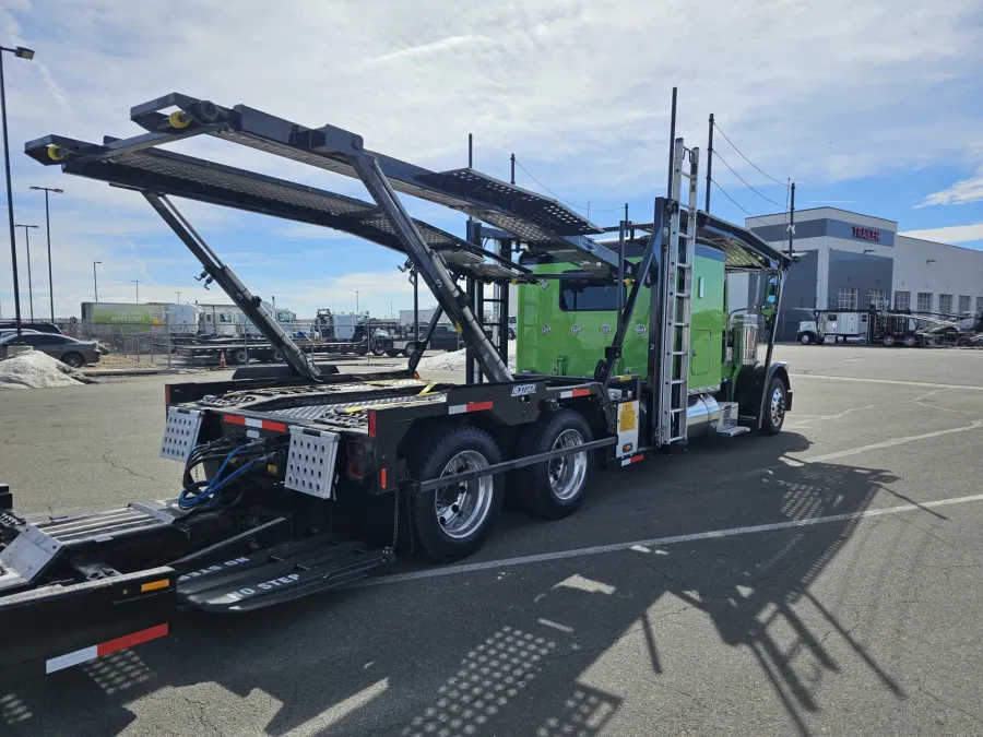 2023 Peterbilt 389 | Photo 7 of 34