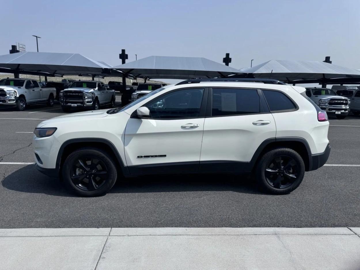 2019 Jeep Cherokee Latitude Plus | Photo 3 of 15