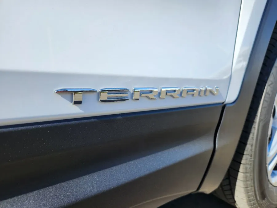 2024 GMC Terrain SLE | Photo 17 of 30