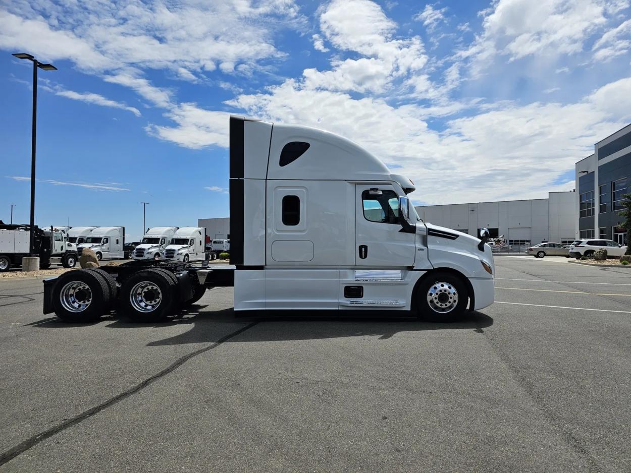 2024 Freightliner Cascadia 126 | Photo 5 of 22