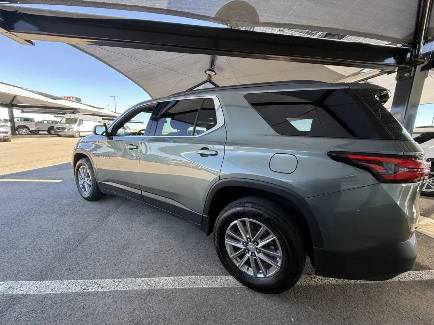 2023 Chevrolet Traverse LT Leather | Photo 2 of 19