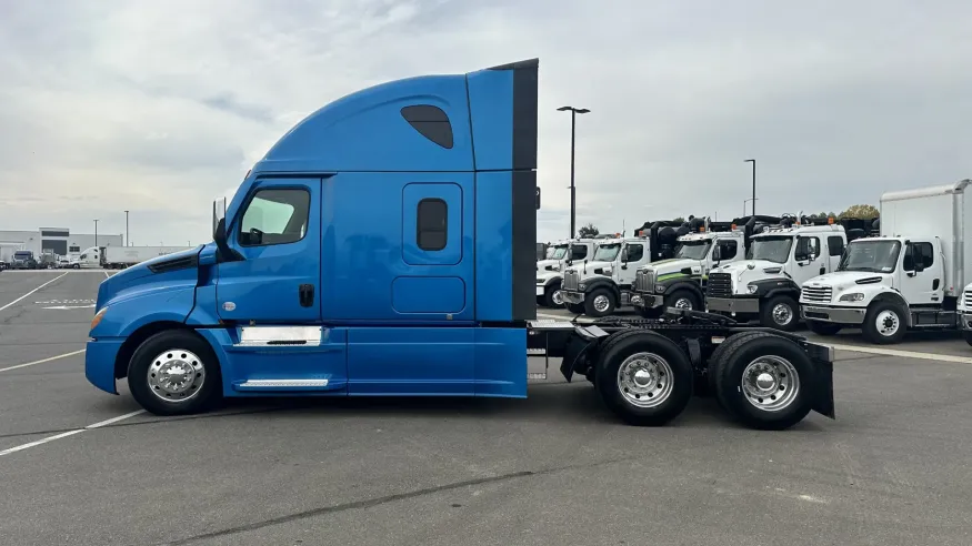 2023 Freightliner Cascadia 126 | Photo 8 of 24