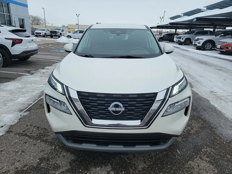 2023 Nissan Rogue SV | Photo 7 of 14