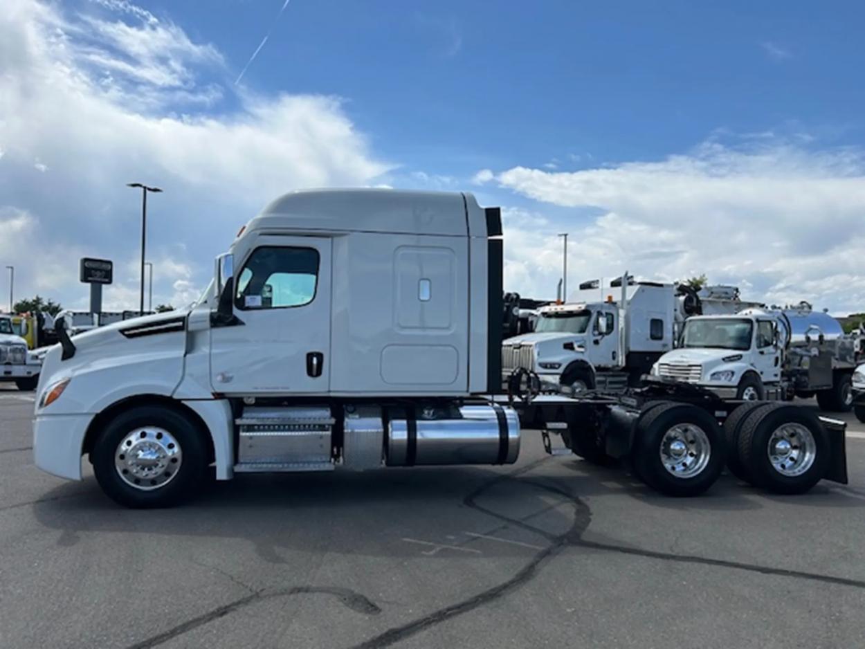 2021 Freightliner Cascadia 126 | Photo 3 of 21