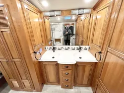 2019 Newmar Dutch Star 4363 | Thumbnail Photo 19 of 31