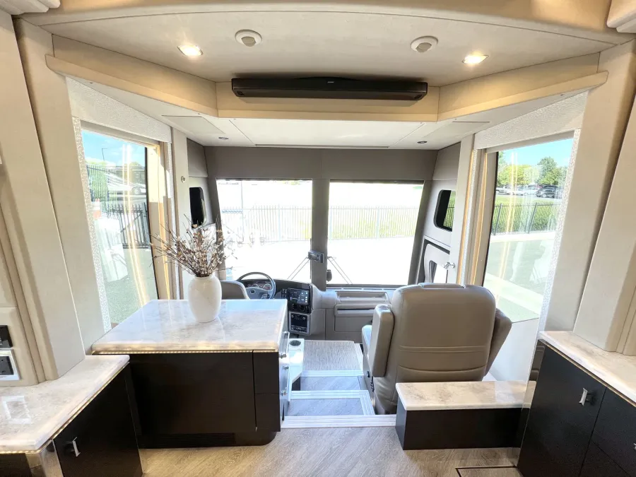 2023 Emerald Prevost H3-45 | Photo 8 of 47