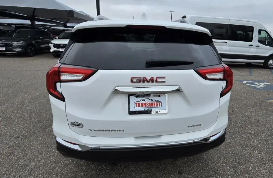 2024 GMC Terrain | Photo 7 of 28