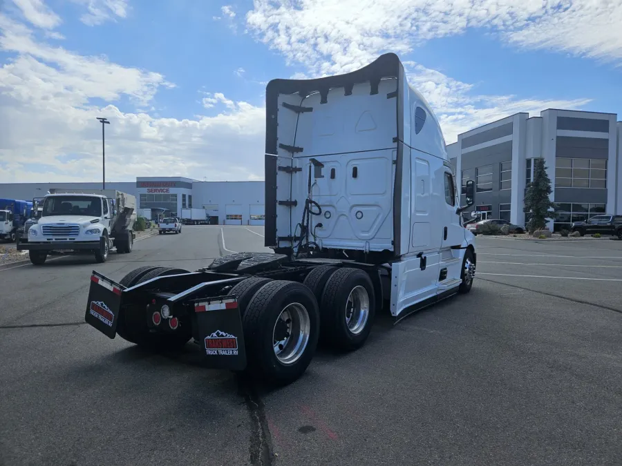 2024 Freightliner Cascadia 126 | Photo 5 of 18