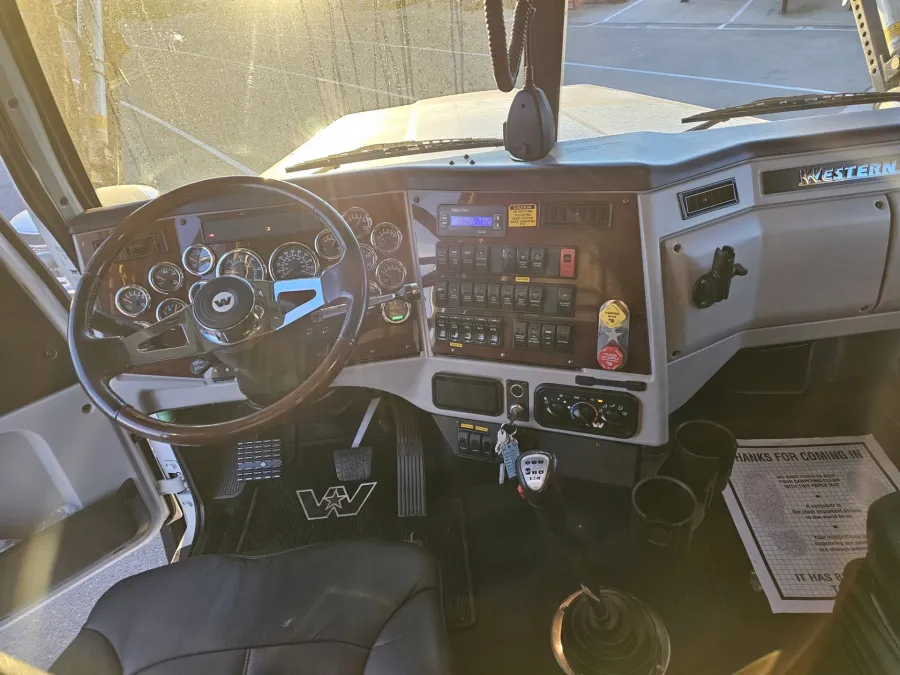 2021 Western Star 4900FA | Photo 36 of 38