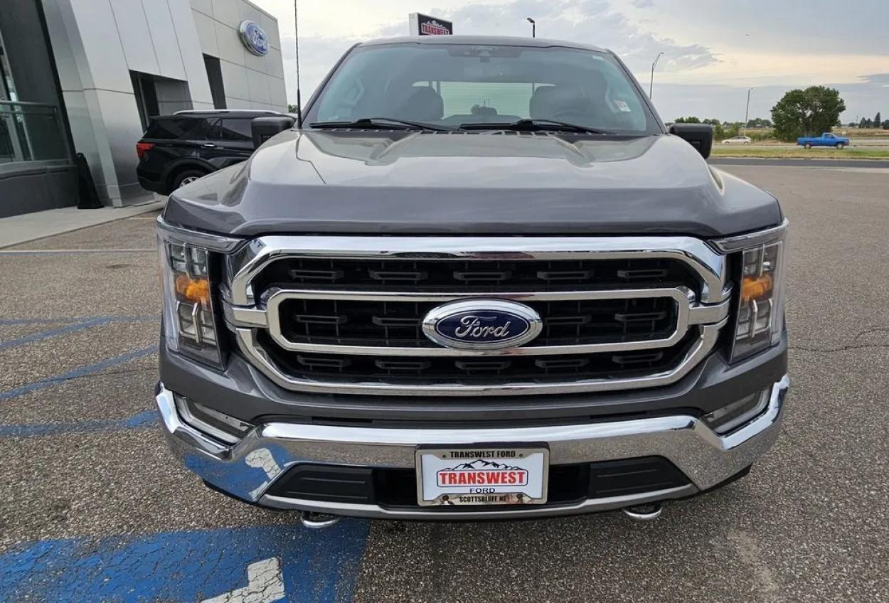 2021 Ford F-150 | Photo 2 of 32