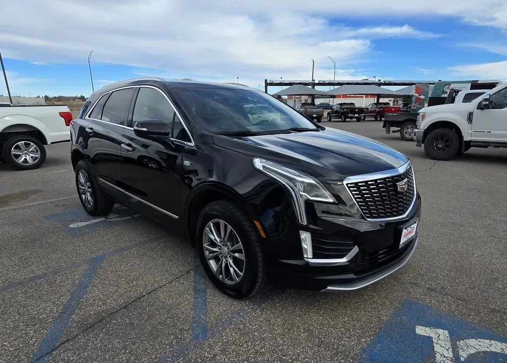 2023 Cadillac XT5 | Photo 3 of 31