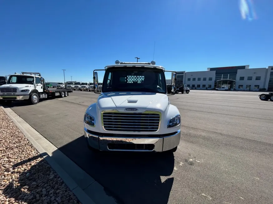 2025 Freightliner M2 106 | Photo 2 of 11