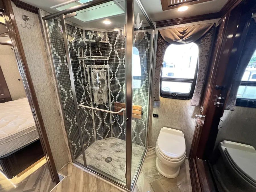 2015 Newmar Essex 4503 | Photo 18 of 29