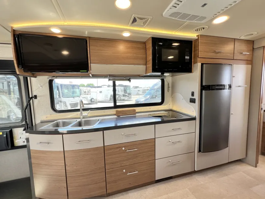 2016 Winnebago Navion 24M | Photo 11 of 22