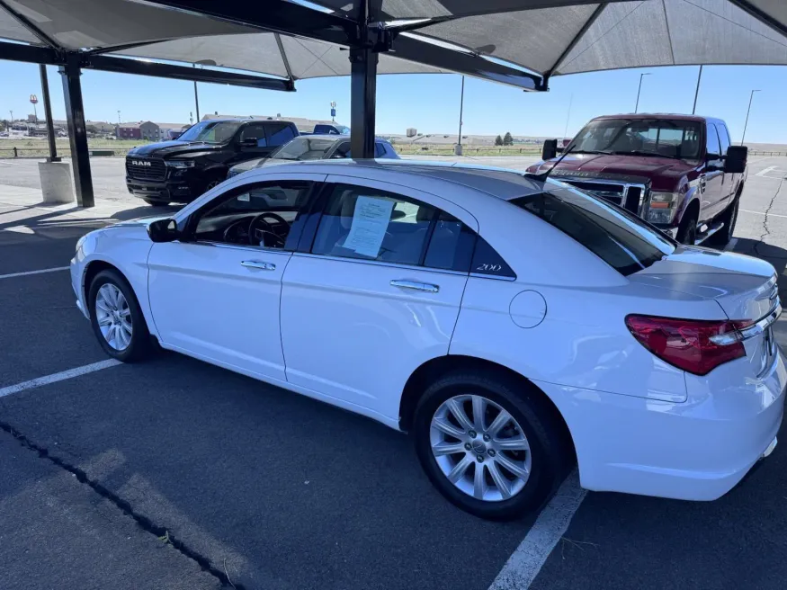 2014 Chrysler 200 Limited | Photo 6 of 16