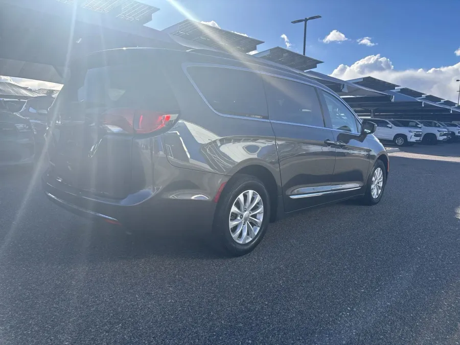 2017 Chrysler Pacifica Touring-L | Photo 4 of 21