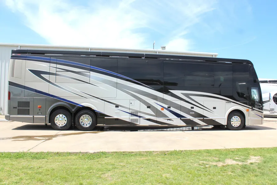 2024 Emerald Prevost H3-45 | Photo 2 of 24