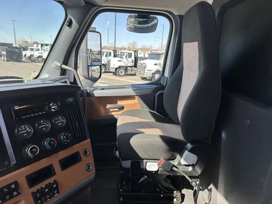 2020 Freightliner Cascadia 126 | Photo 10 of 16