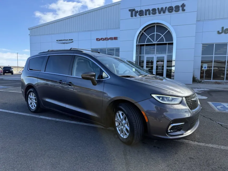 2022 Chrysler Pacifica Touring L | Photo 1 of 17