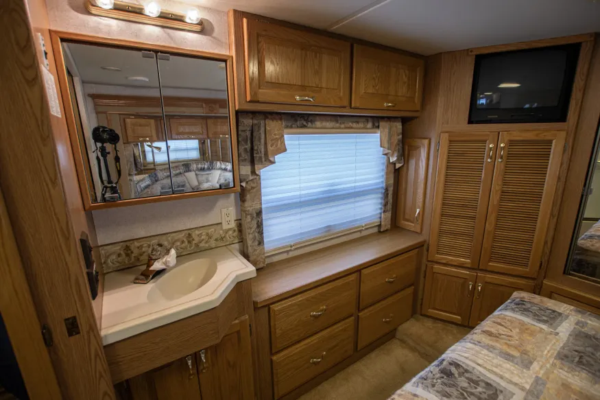 2004 Newmar Kountry Star 3904 | Photo 8 of 8