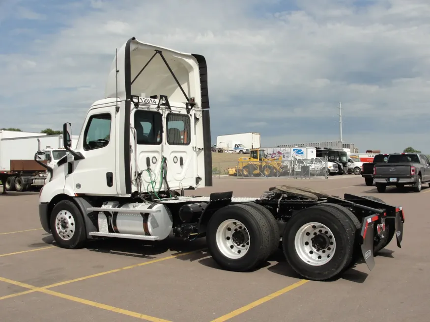 2019 Freightliner Cascadia | Photo 3 of 11