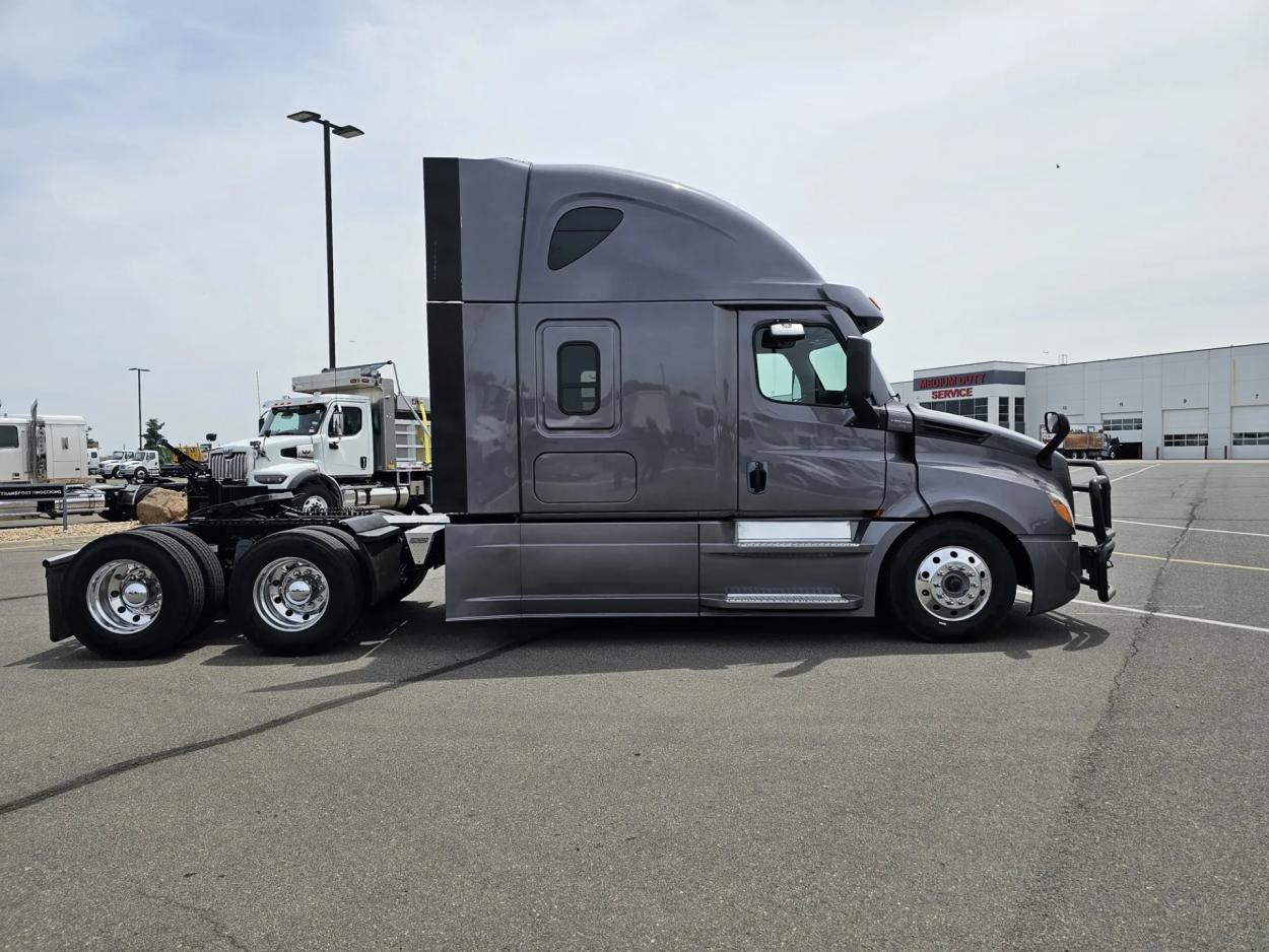 2023 Freightliner Cascadia 126 | Photo 4 of 18