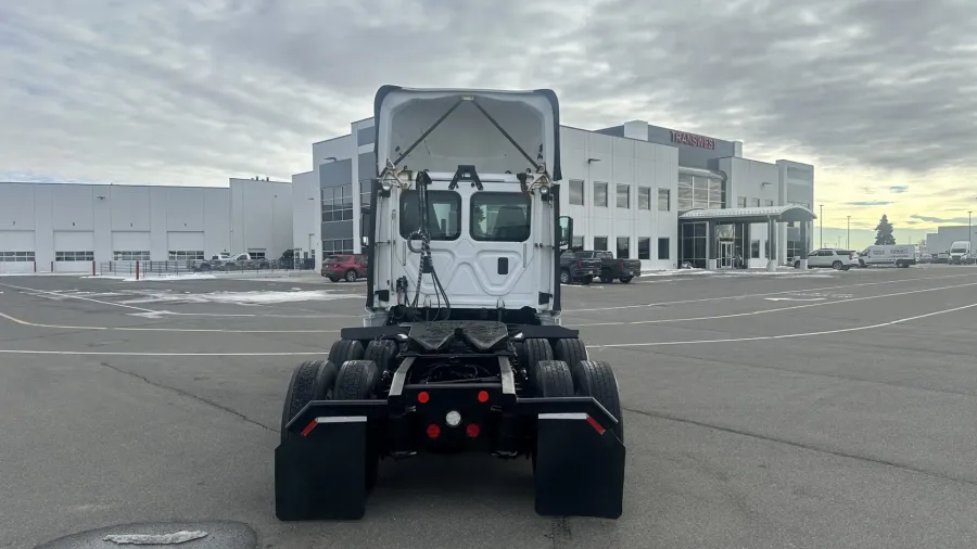 2017 Freightliner Cascadia | Photo 6 of 16