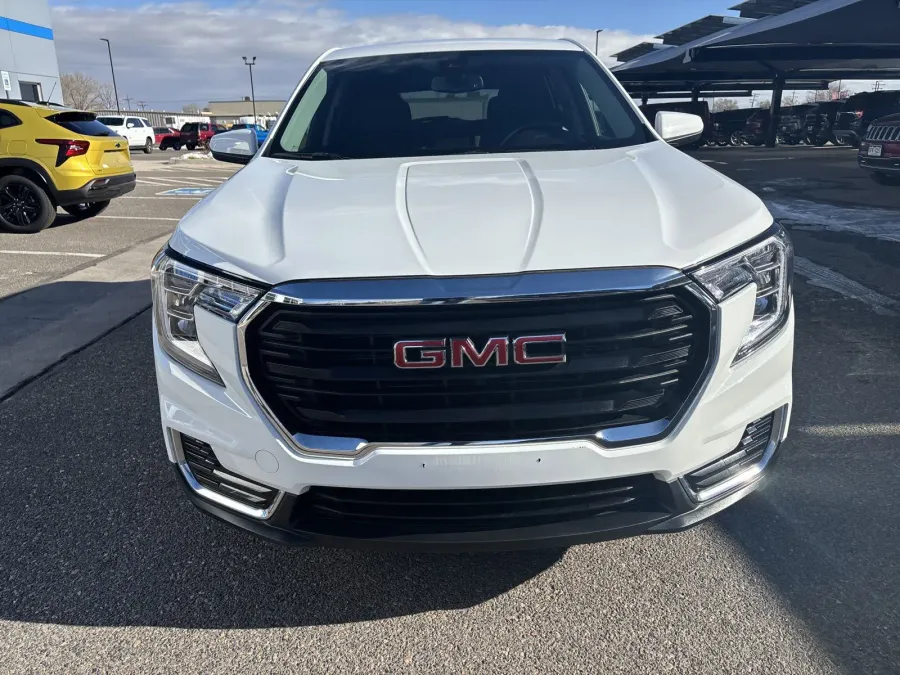 2024 GMC Terrain SLE | Photo 7 of 20