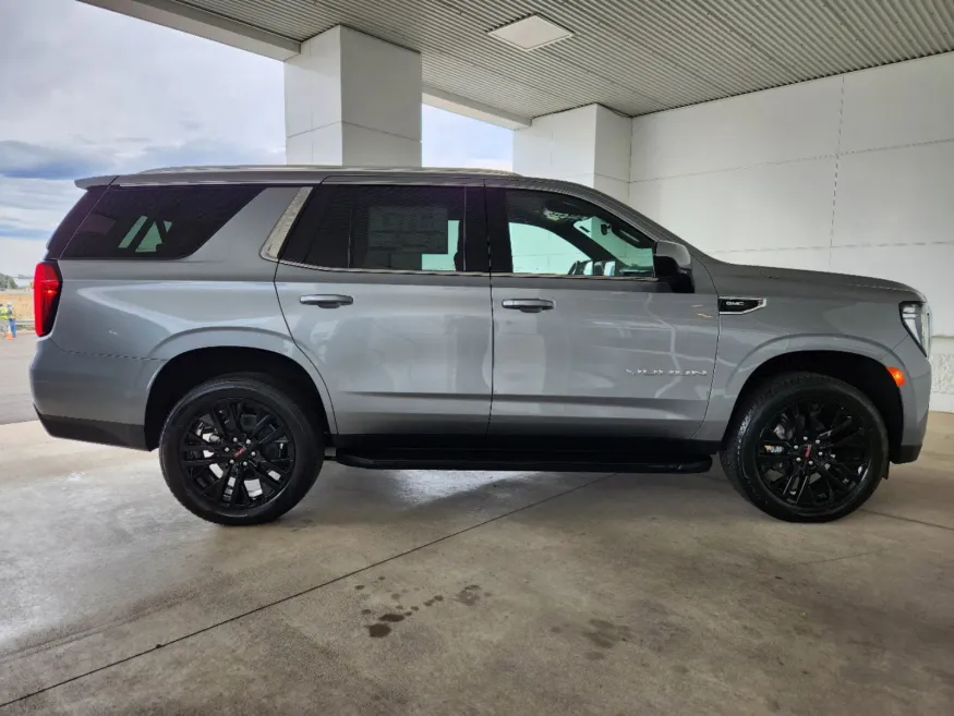 2024 GMC Yukon SLE | Photo 1 of 26