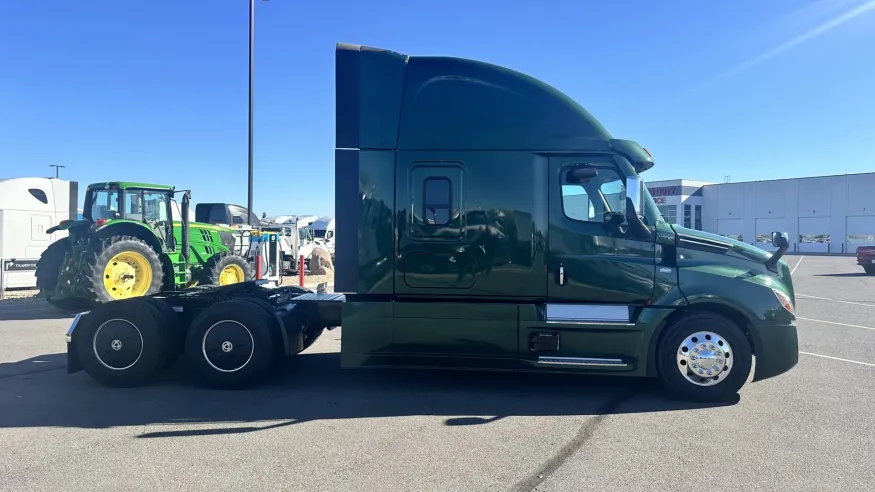 2025 Freightliner Cascadia 126 | Photo 4 of 19