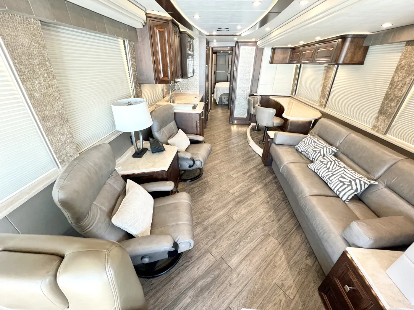 2017 Emerald Prevost X3 | Photo 4 of 37