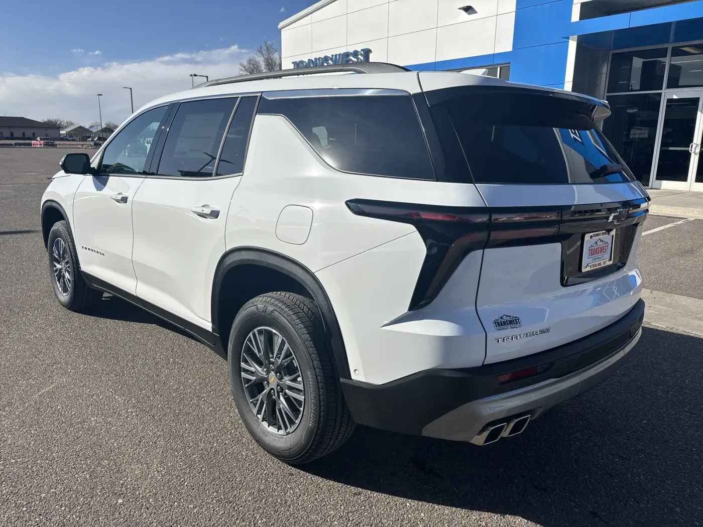 2025 Chevrolet Traverse FWD LT | Photo 2 of 20