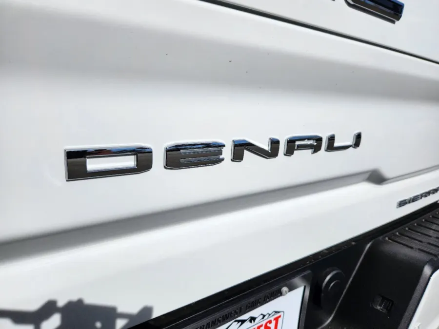 2025 GMC Sierra 2500HD Denali Ultimate | Photo 13 of 31