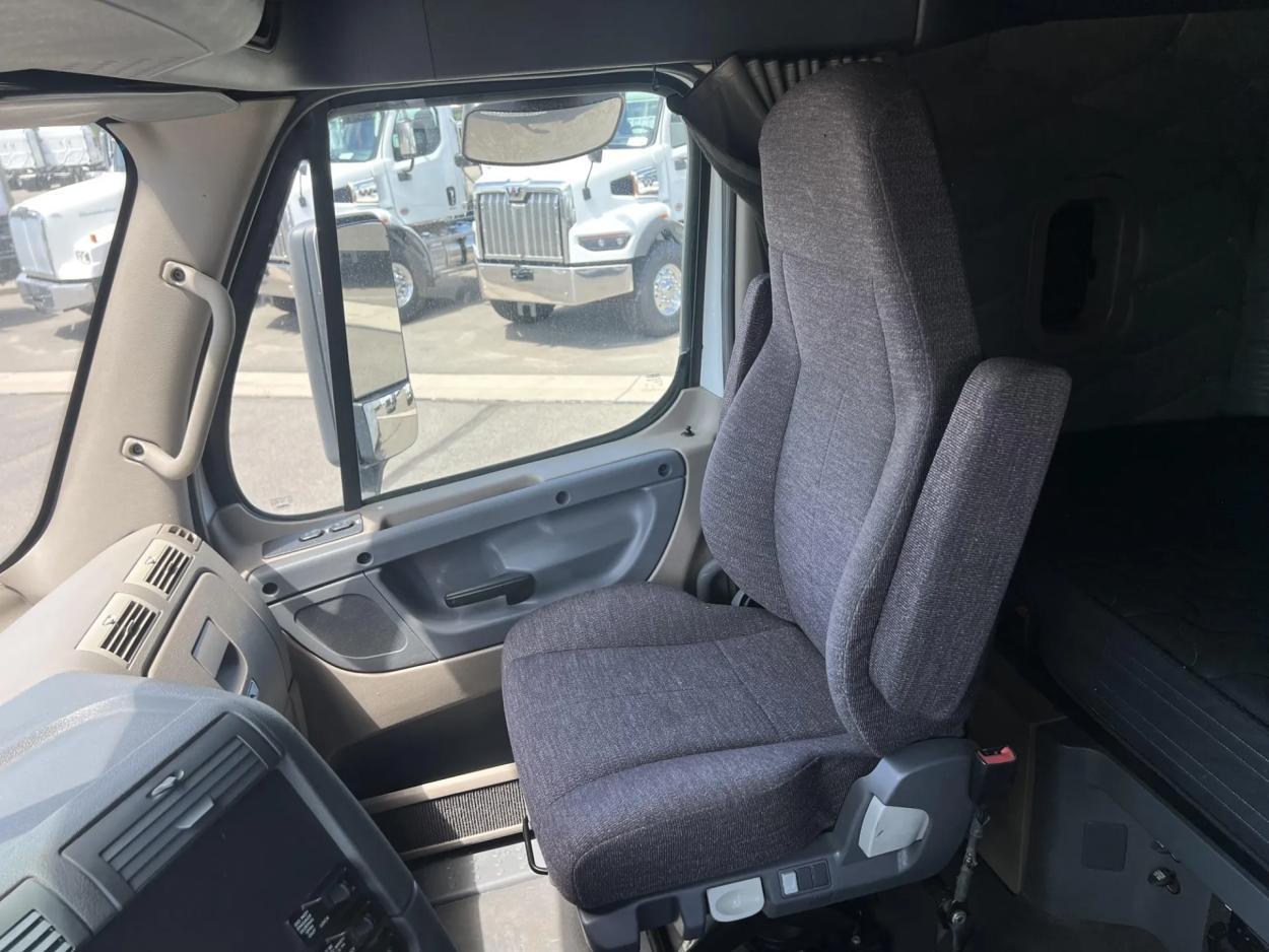 2015 Freightliner Cascadia | Photo 11 of 20