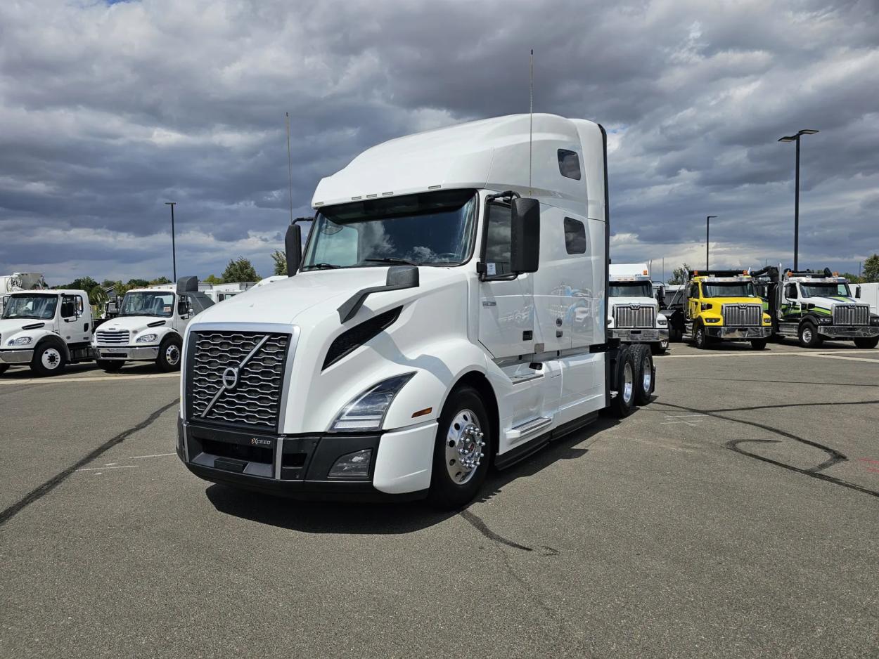 2021 Volvo VNL | Photo 1 of 21