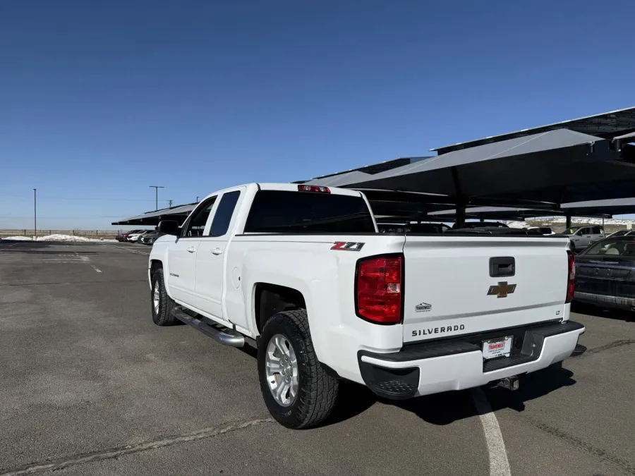 2017 Chevrolet Silverado 1500 LT | Photo 3 of 15