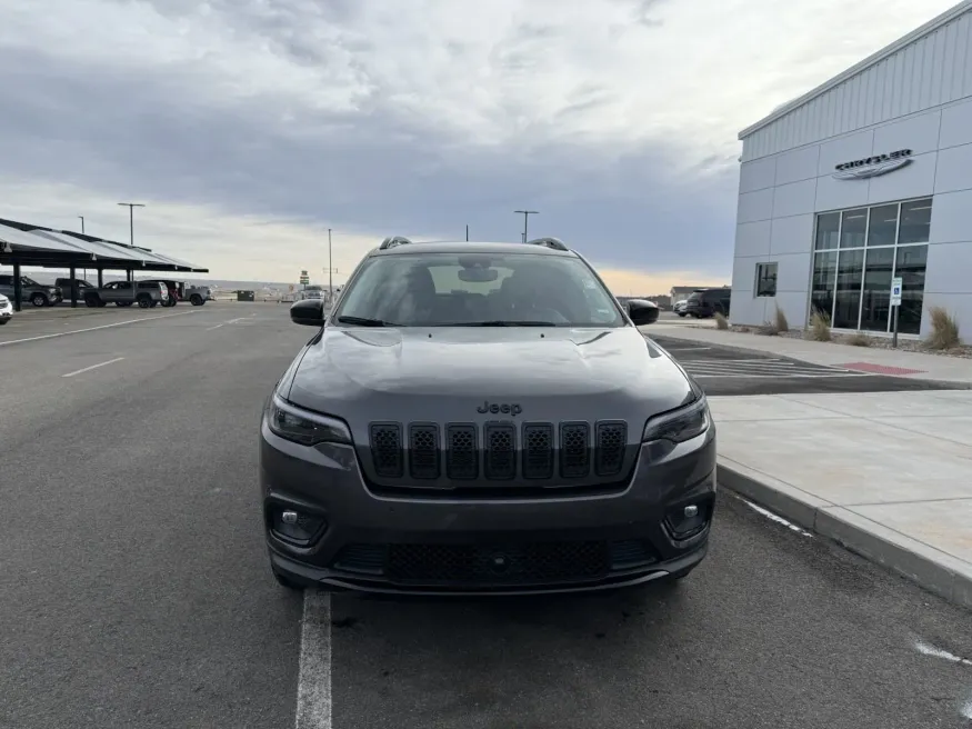 2023 Jeep Cherokee Altitude Lux | Photo 2 of 17